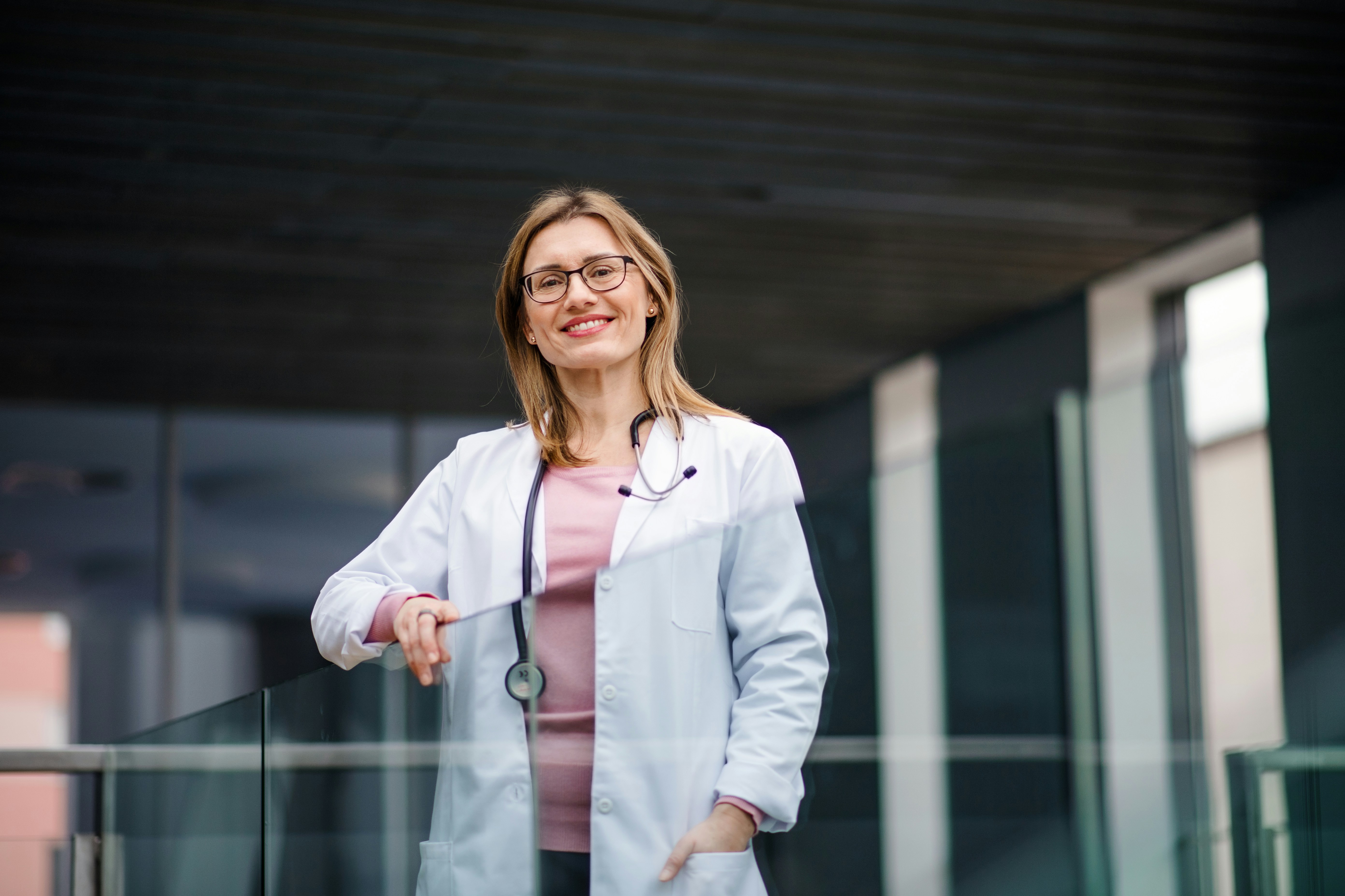 Medizinerin vor Forschungseinrichtung