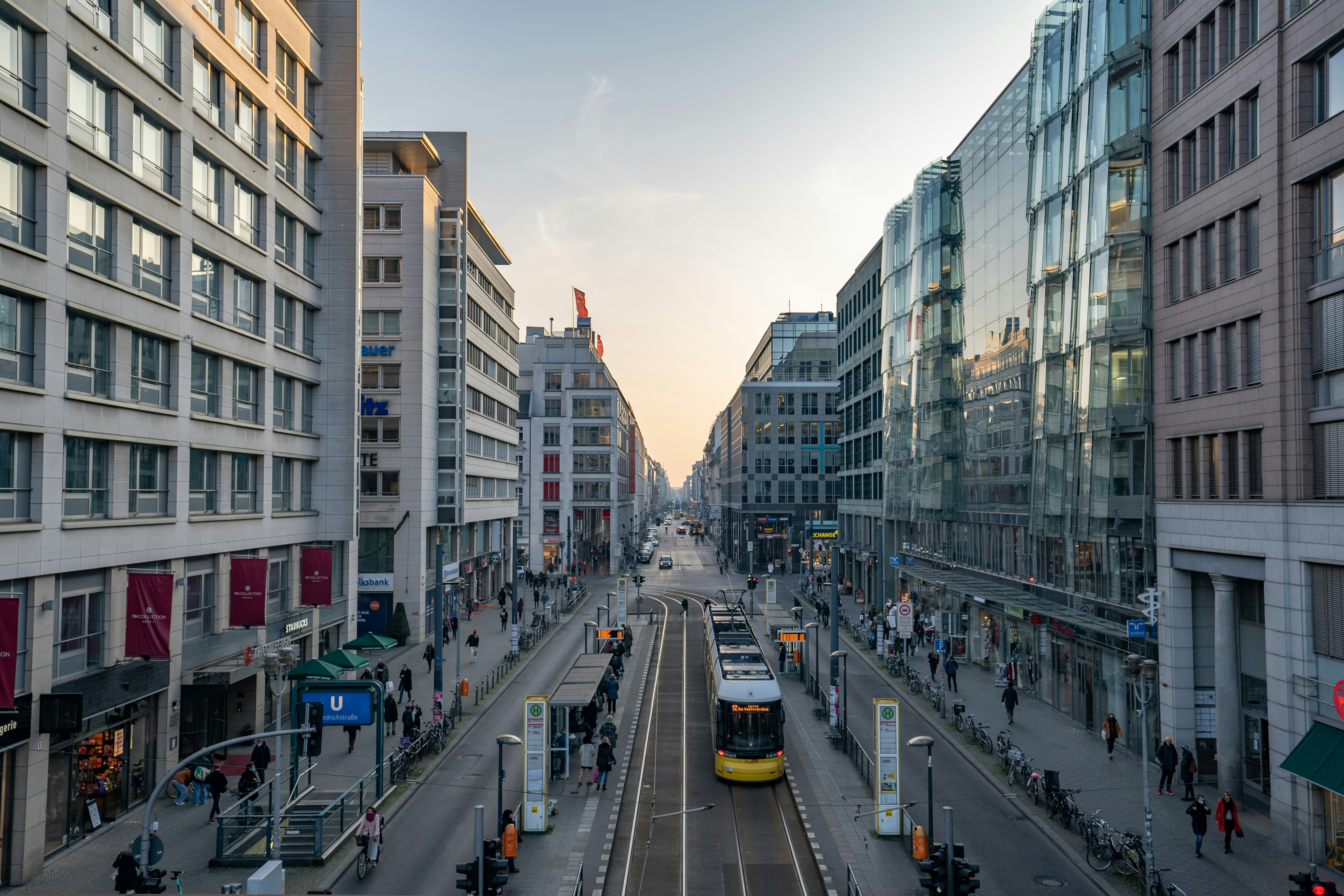 Urbane Mobilität in Berlin mit Straßenbahn und belebter Stadtstraße