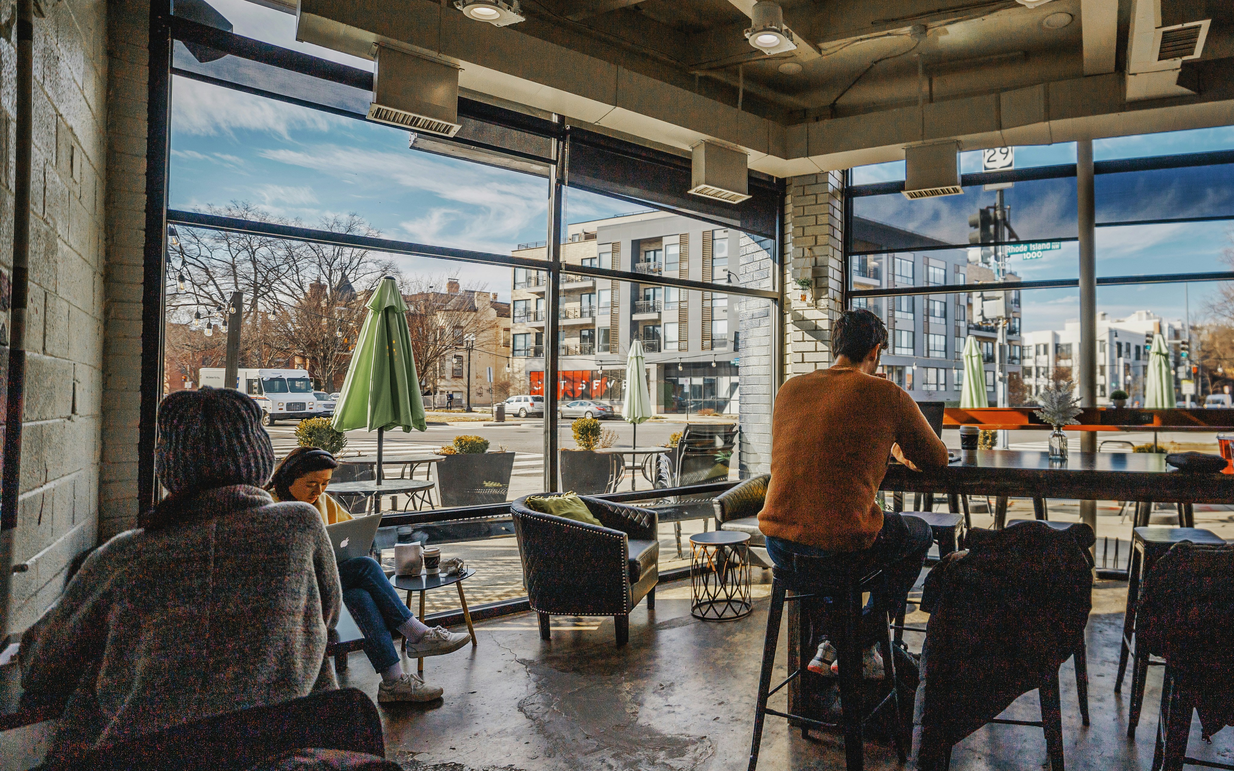 Moderner Pausenbereich und Campus-Café mit Panoramafenstern und Stadtblick